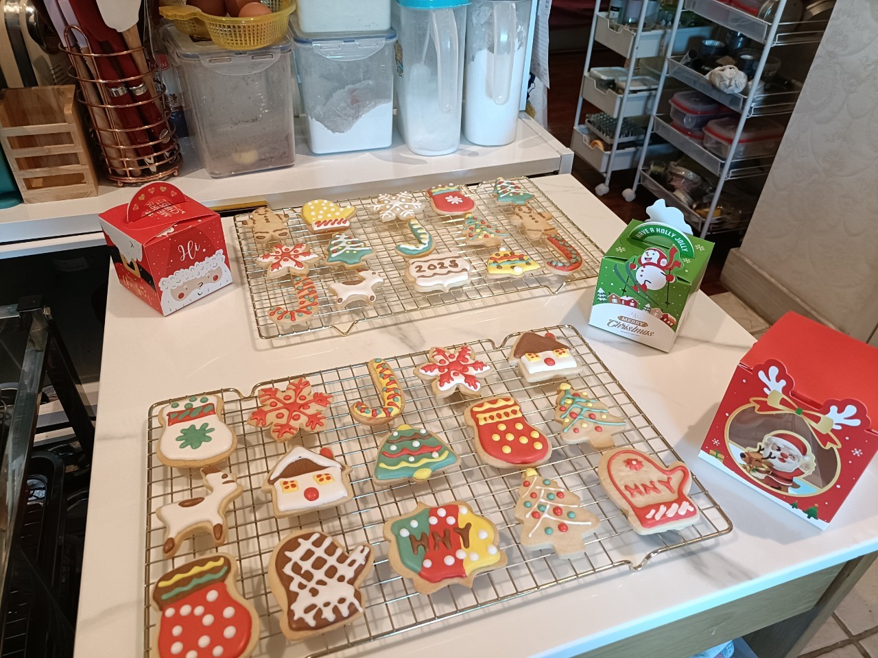 รอยัลไอซซิ่งคุกกี้ คุกกี้เนยสดตกแต่งธีมคริสมาสต์น่ารักมากๆ คุกกี้หอมกรอบอร่อย จัดเซ็ทกล่องละ6ชิ้น/10ชิ้น