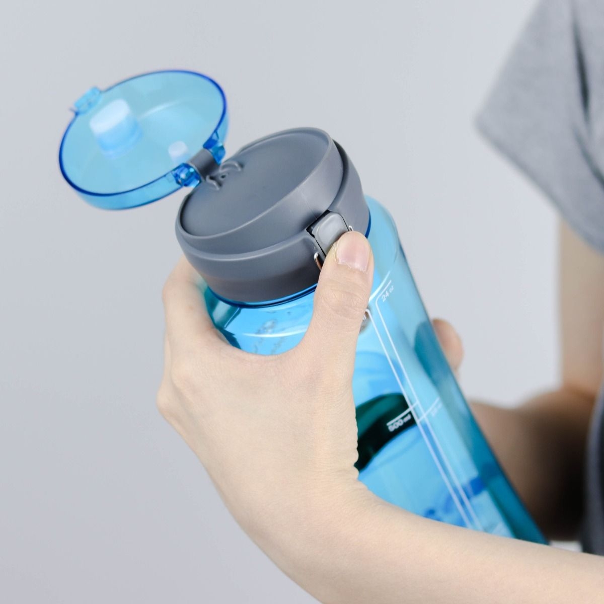 P07850 ขวดน้ำดื่ม Superlock จุ 0.8 ลิตร No.5296 (ขนาด 7.8 ซม.(กว้าง) X 7.8 ซม.(ยาว) X 25.5 ซม.(สูง) ราคาส่งต่อ 12 ใบ :เฉลี่ย 95 บ./ใบ