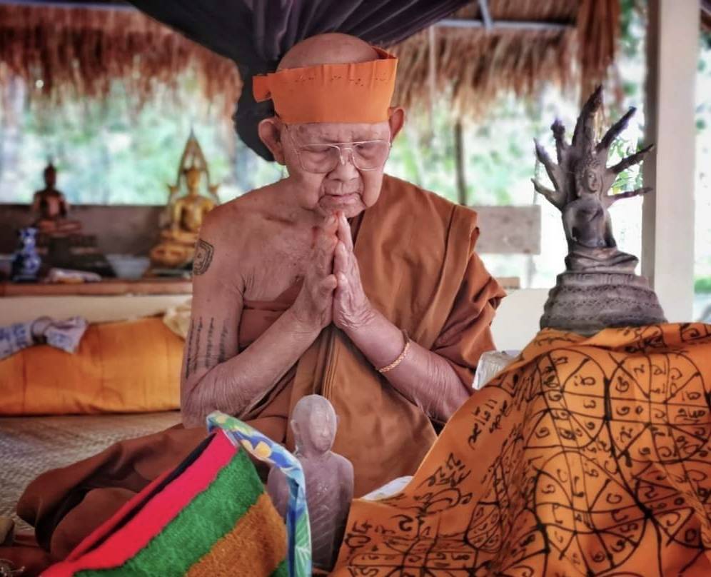 ผ้ายันต์เพชรหลีก ผ้ายันต์สารพัดนึก (จารมือ) ผืนใหญ่ (55x 48 ซม.) หลวงปู่สิงห์โต จิตตธัมโม สำนักสงฆ์ป่าทรงธรรม จ.อุบลราชธานี