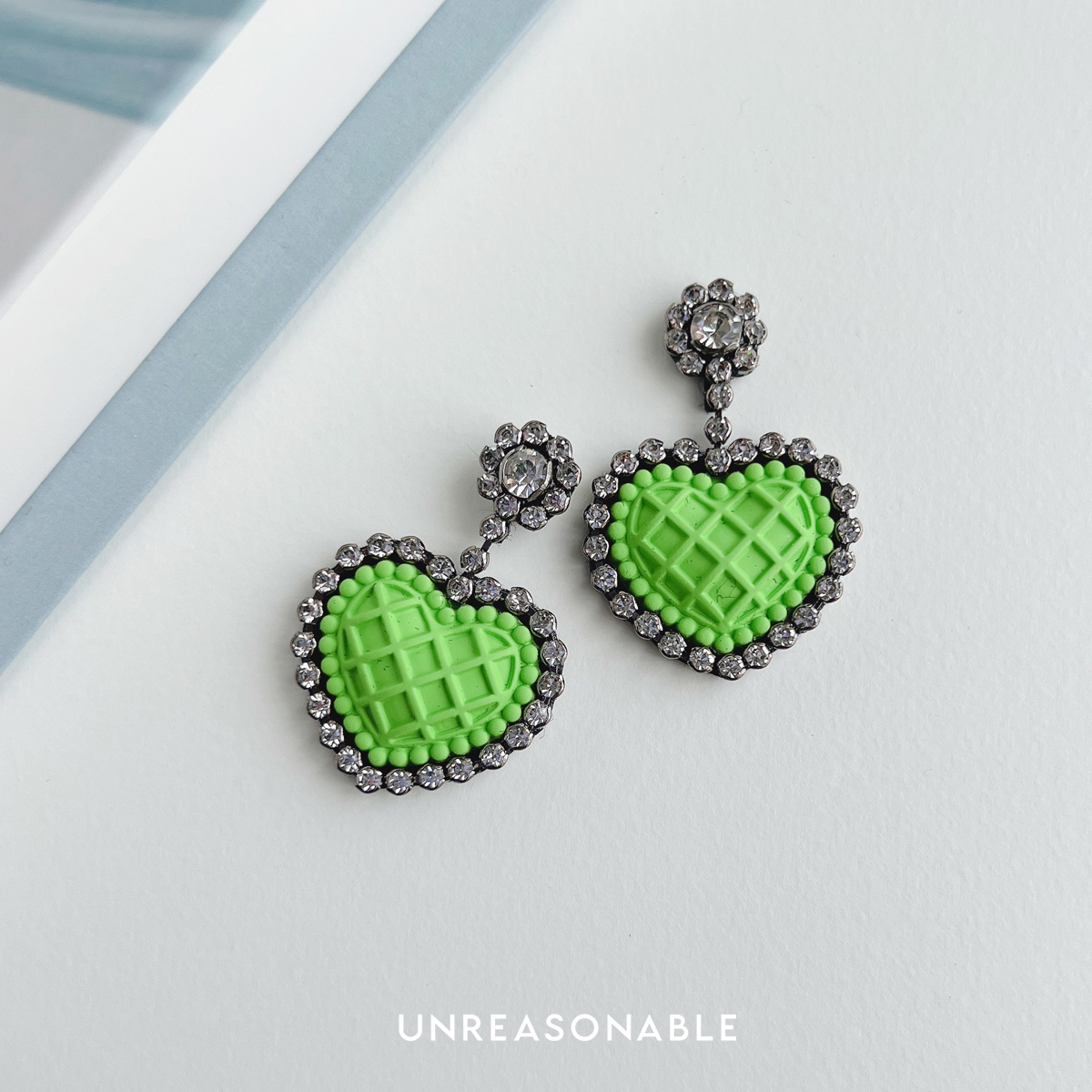 ต่างหูหัวใจ Drop Earrings สีเขียว ต่างหูคลิป ต่างหูก้านเงินแท้ UA0943-02 Unreasonable Accessories