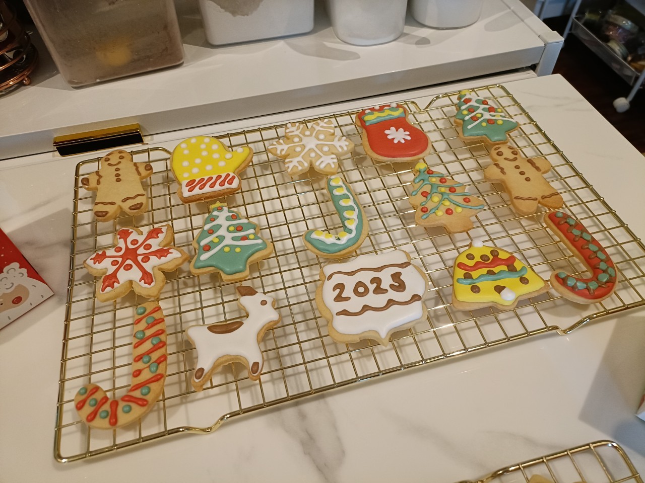 รอยัลไอซซิ่งคุกกี้ คุกกี้เนยสดตกแต่งธีมคริสมาสต์น่ารักมากๆ คุกกี้หอมกรอบอร่อย จัดเซ็ทกล่องละ6ชิ้น/10ชิ้น