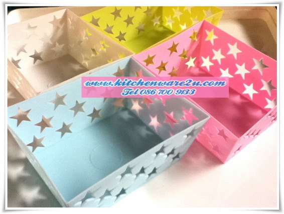 P05631 ตะแกรงเหลี่ยมลายดาว สีหวาน (11x13.5x6 cm) ขายดีมาก 1213 (ราคาส่งต่อ 1 โหล: 12 ใบ คลิ๊กที่สินค้าเพื่อดูรายละเอียด)
