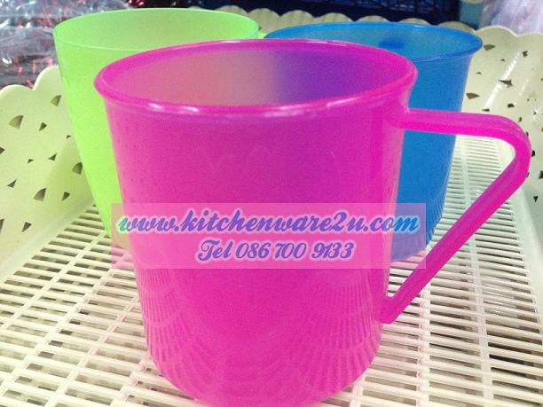 P00020 แก้วน้ำพลาสติกมีหูใส สีหวาน (8.5*8.5*10 cm) No.999 (ราคาส่งต่อ 12 ใบ)