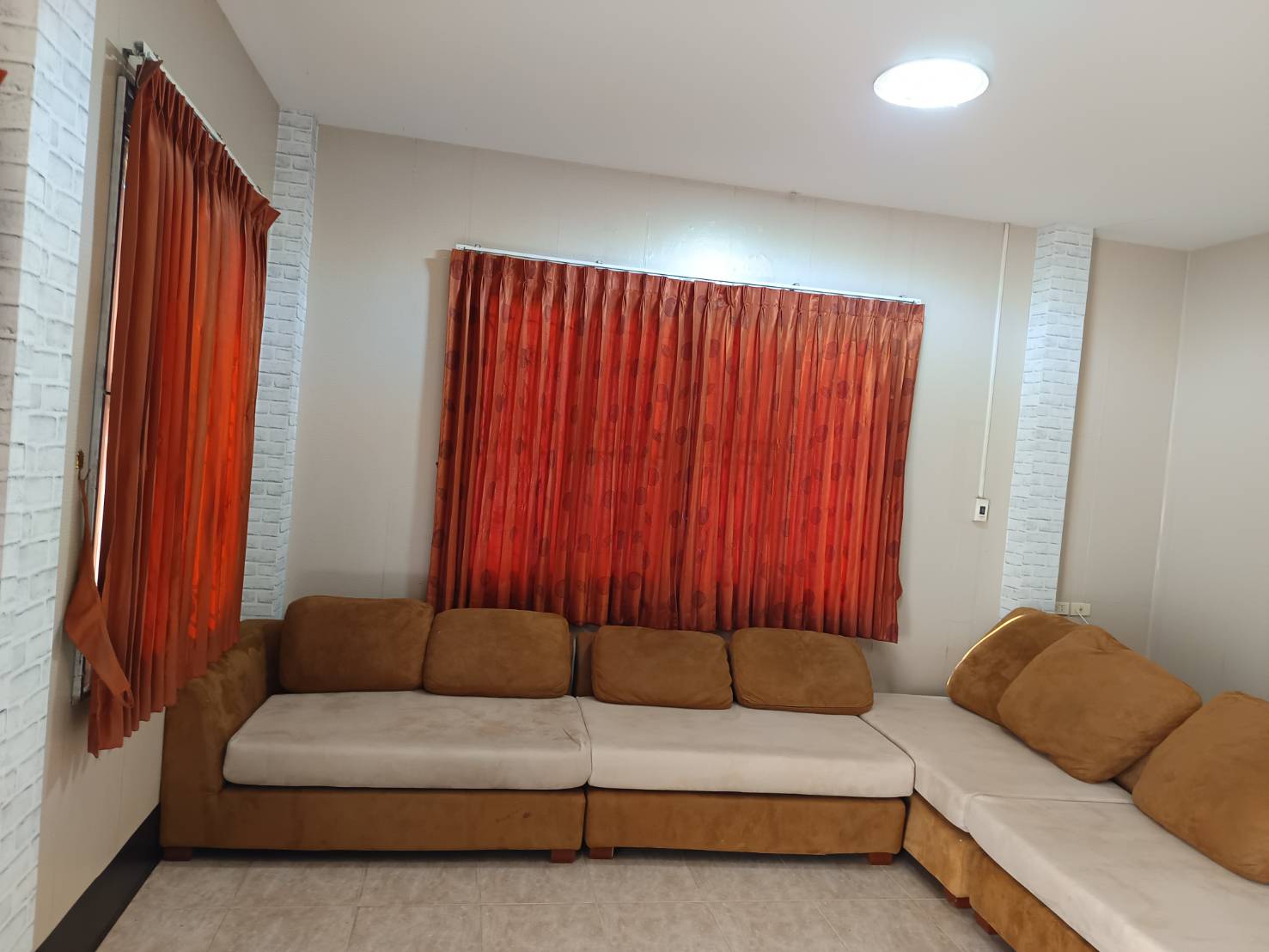 ขายบ้านเดี่ยว พฤกษาแลนด์ หนองชาก บ้านบึง ชลบุรี ราคาดีที่สุดในย่านนี้! เพียง 2.99 ล้านบาท บนพื้นที่กว้างขวางถึง 93.4 ตร.ว. ขนาด 2 ห้องนอน 2 ห้องน้ำ พร้อมห้องครัว ห้องทานข้าว และห้องรับแขก แถมเฟอร์นิเจอร์และแอร์ 2 เครื่อง จอดรถสบายๆ ได้ถึง 7 คัน! (ในบ้าน 4