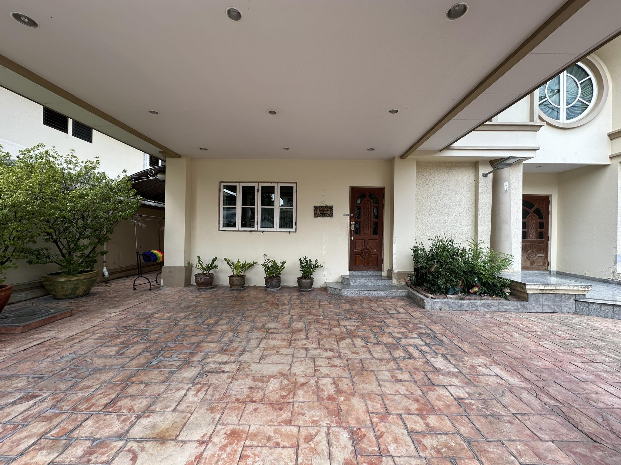 บ้านเดี่ยว ลดาวัลย์ ลากูน รังสิต ปทุมธาณี : Baan Ladawan Lakoon Rangsit คฤหาสน์เศรษฐี รอบล้อมด้วยเลคลากูน บ้านสวยพร้อมอยู่ บิวอินด้วยงานไม้สักทั้งหลัง พื้นที่ใช้สอยกว้างขวาง ตัวบ้านหันหน้าไปทางทิศใต้ ถนนกว้าง หลังบ้านวิวธรรมชาติร่มรื่นเงียบสงบ มีความเป็นส