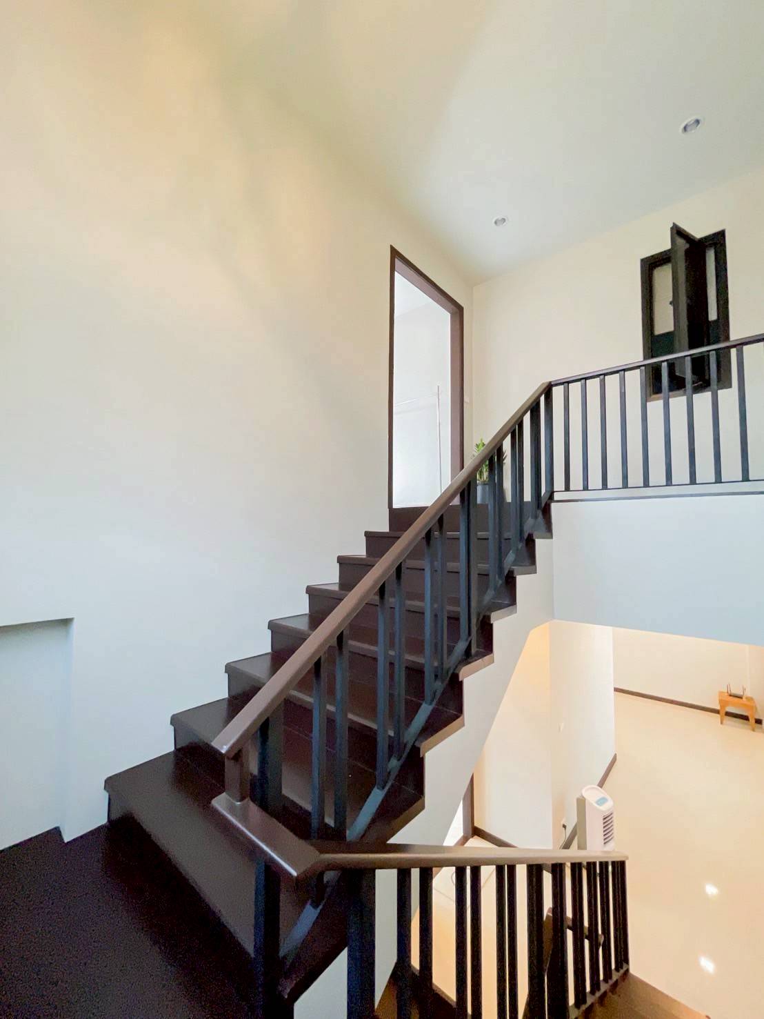 ให้เช่าทาวน์โฮม 3 ชั้น ใกล้หมู่บ้านนักกีฬาแหลมทอง บ้านรีโนเวทใหม่พร้อมอยู่ (N.1874)