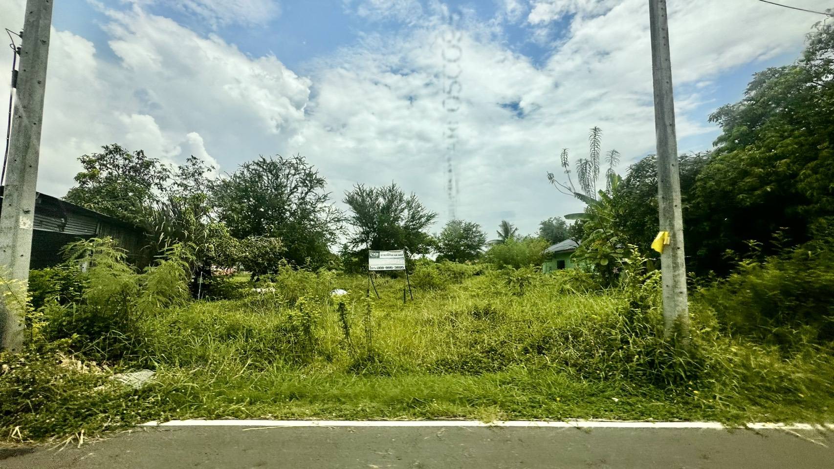 ขายที่ดิน ราชบุรี แปลงใหญ่ สำหรับสร้างหมู่บ้าน พื้นที่รวมประมาณ 4 ไร่ 3 งาน 39 ตารางวา ทำเลศักยภาพสูง 🚗 จุดเด่นของที่ดิน ✅ ติดถนน 3 ด้าน เข้า-ออกได้หลายทาง ✅ ติดคลองชลประทาน บรรยากาศร่มรื่น ลมดีตลอดปี ✅ รายล้อมด้วย ชุมชน โรงเ