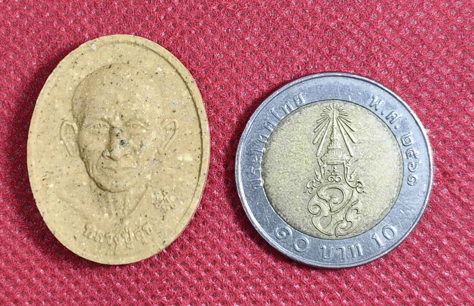 พระผงหลวงปู่ศุข หลังกรมหลวงชุมพร รุ่น สร้างอนุสาวรีย์กรมหลวงชุมพร ปี 2555 ( ชุด3องค์ เนื้อว่านดำ เหลือง ขาว )
