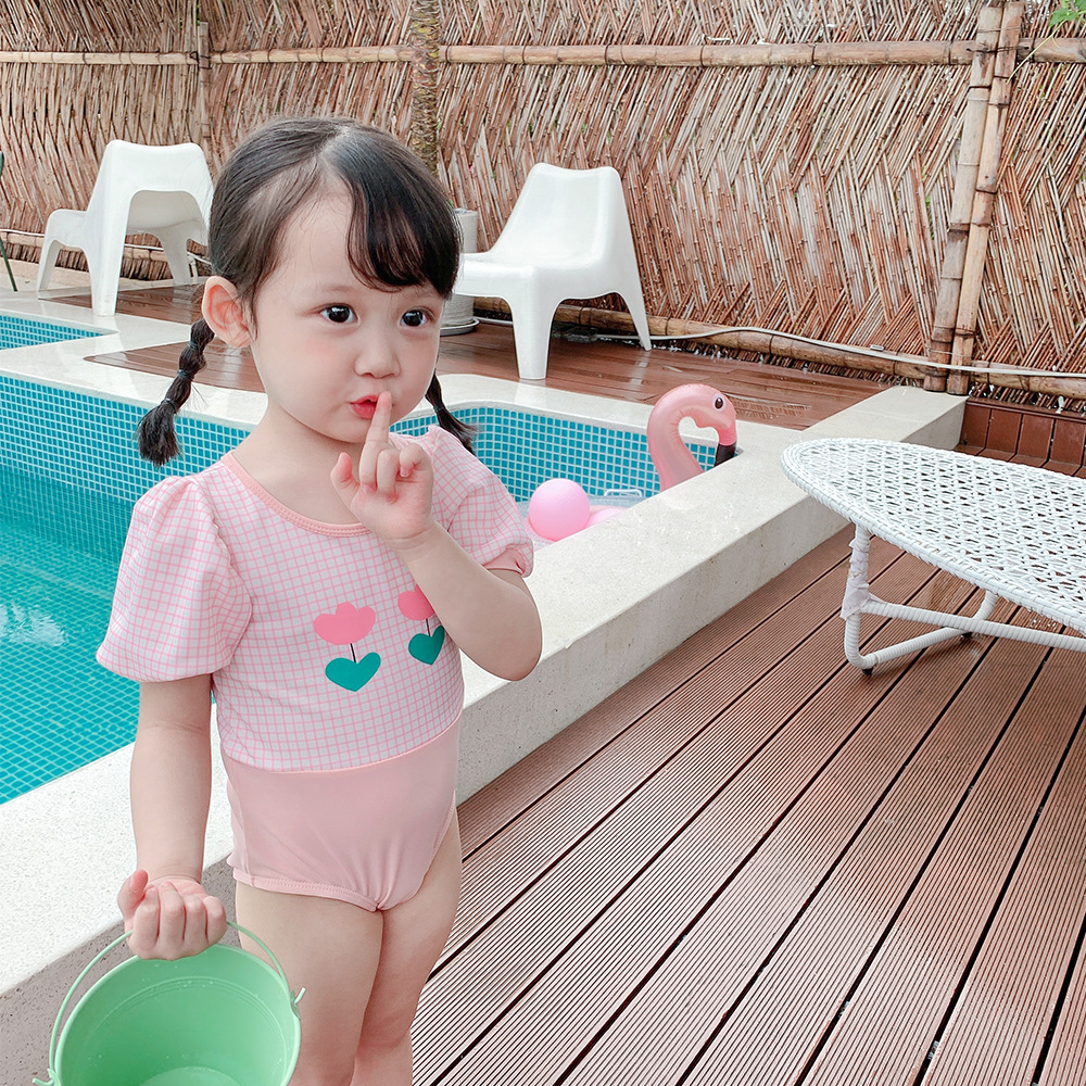 ชุดว่ายน้ำเด็กหญิงแขนสั้น วันพีซ พร้อมหมวก กันแดด กันยูวี พร้อมส่ง ลายดอกไม้ สีพาสเทล