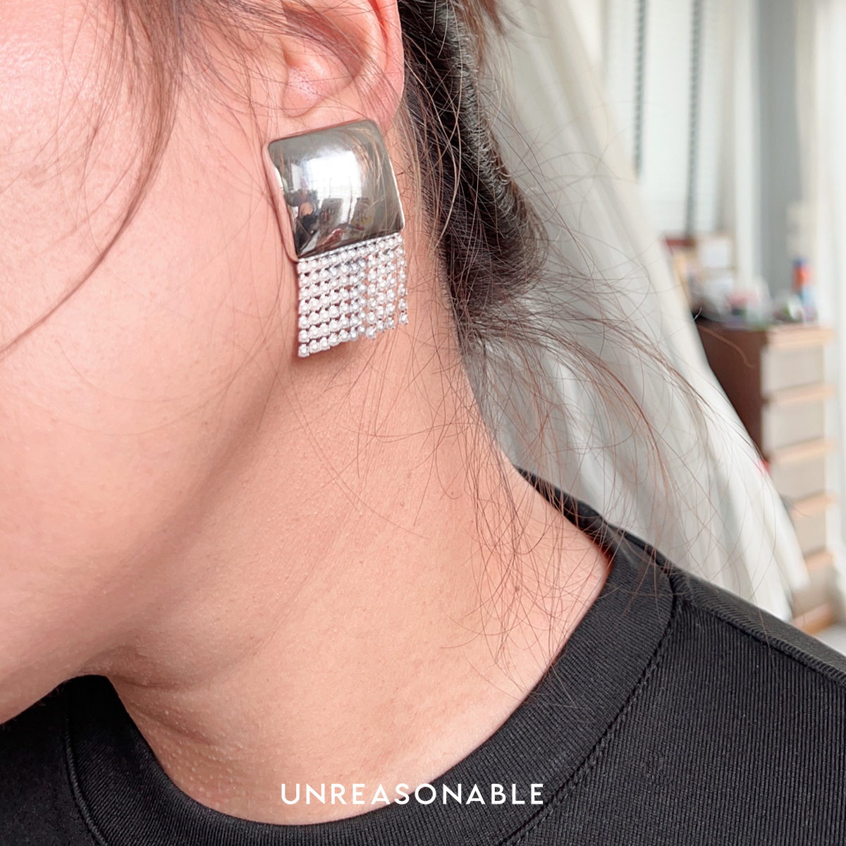 ต่างหูสีเงินแต่งด้วย Pearl Chain ต่างหูคลิป ต่างหูก้านเงินแท้ UA0969-02 Unreasonable Accessories