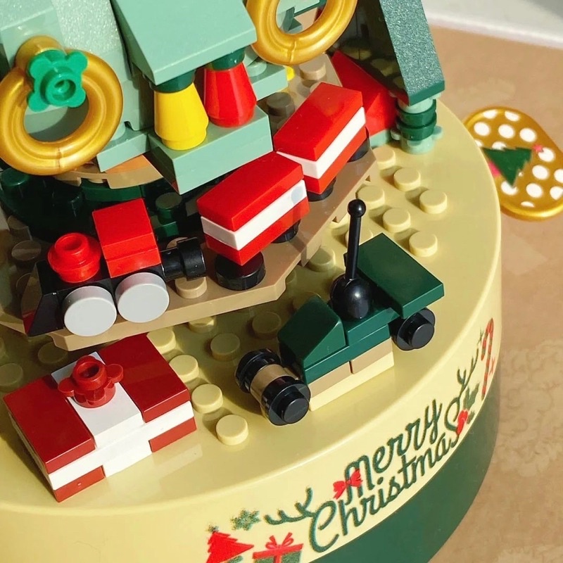[พร้อมส่ง] Jnihouse : Christmas tree music box (matt green) ตัวต่อต้นคริสต์มาส กล่องดนตรีหมุนได้