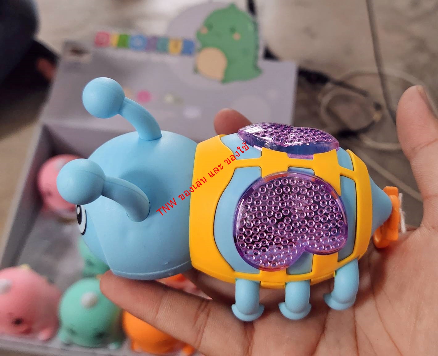 ของเล่นไขลาน ตุ๊กตาไขลาน ผึ้งไขลาน ไดโนเสารไขลาน มีหลายสี แบบคละสี