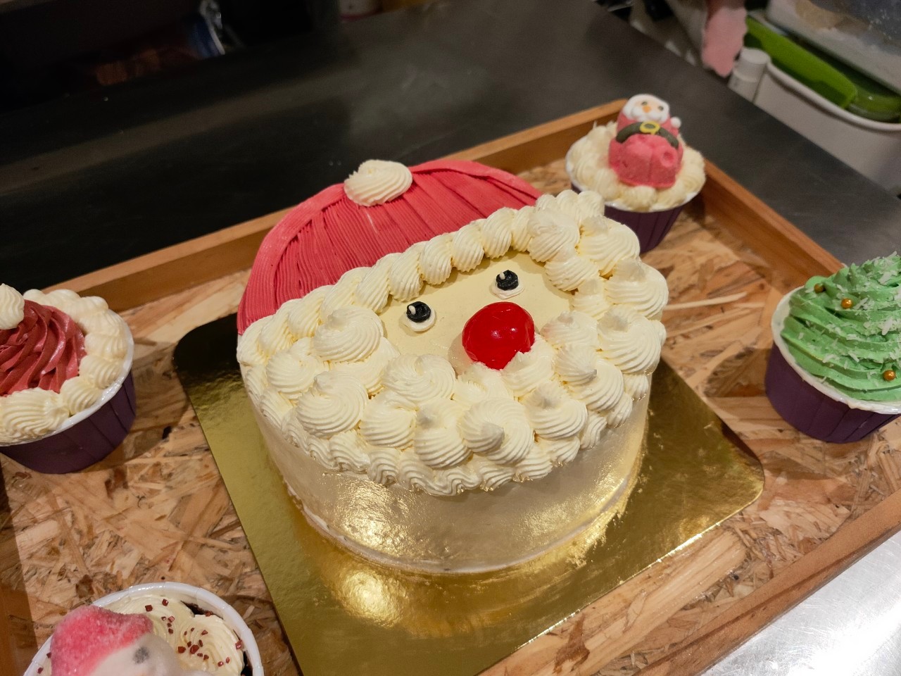 เค้กวนิลาตกแต่งด้วยบัตเตอร์ครีมธีมคริสมาสต์ ขนาด 1ปอนด์