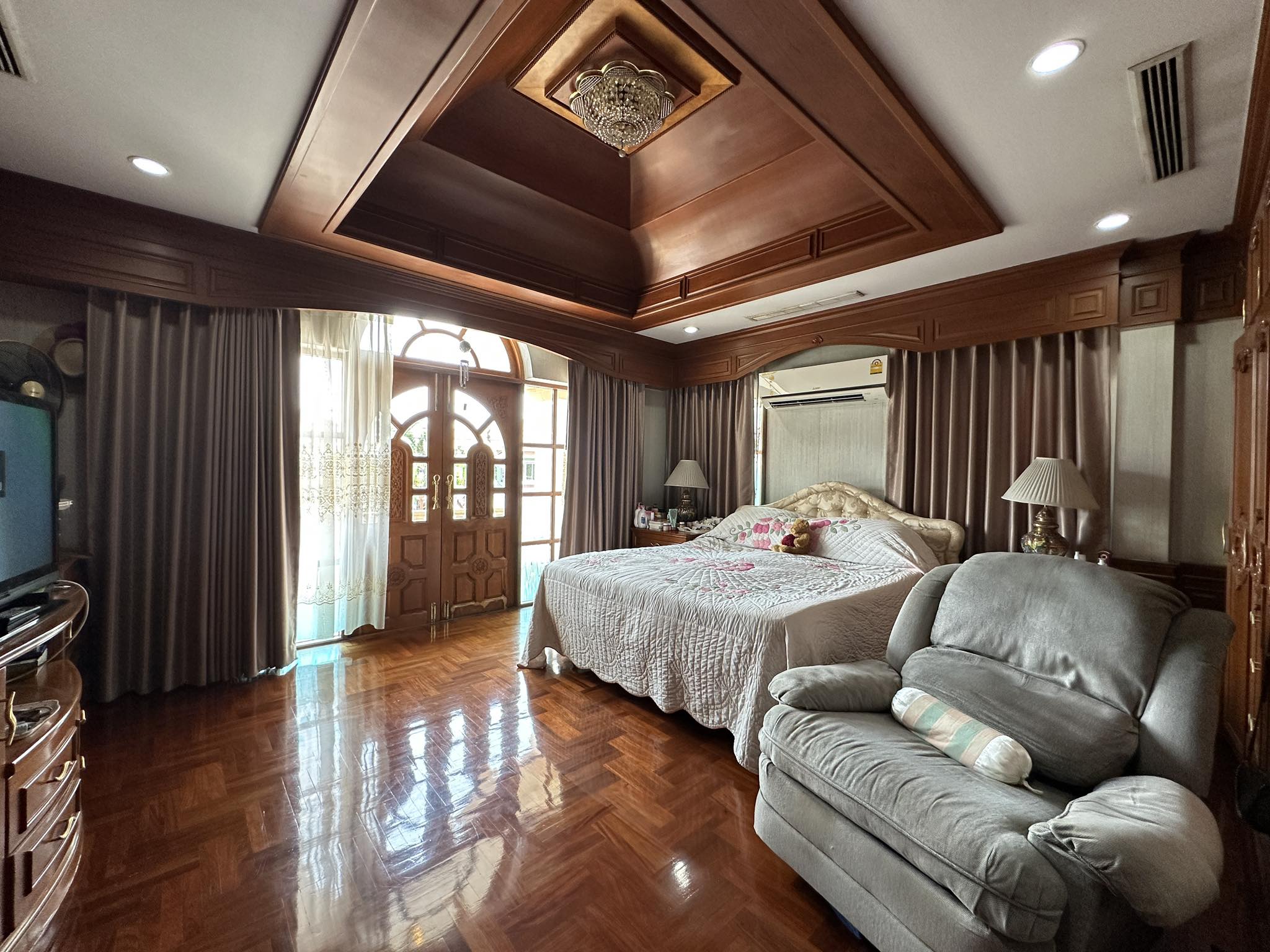 บ้านเดี่ยว ลดาวัลย์ ลากูน รังสิต ปทุมธาณี : Baan Ladawan Lakoon Rangsit คฤหาสน์เศรษฐี รอบล้อมด้วยเลคลากูน บ้านสวยพร้อมอยู่ บิวอินด้วยงานไม้สักทั้งหลัง พื้นที่ใช้สอยกว้างขวาง ตัวบ้านหันหน้าไปทางทิศใต้ ถนนกว้าง หลังบ้านวิวธรรมชาติร่มรื่นเงียบสงบ มีความเป็นส