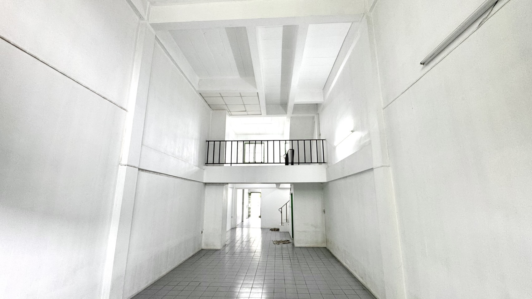 ขายอาคารพาณิชย์ 2.5 ชั้น หมู่บ้านบัวทองธานีพาร์ค บางบัวทอง 2ห้องนอน 2 ห้องน้ำ 20 ตารางวา นนทบุรีทำเลบางบัวทอง ราคา : 1,700,000 บาท