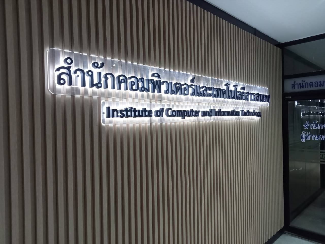 ป้ายอักษรซิงค์ทำสีไฟออกหลัง โลหะสแตนเลสแฮร์ไลน์ สแตนเลสหน้าทองไฟออกหลัง