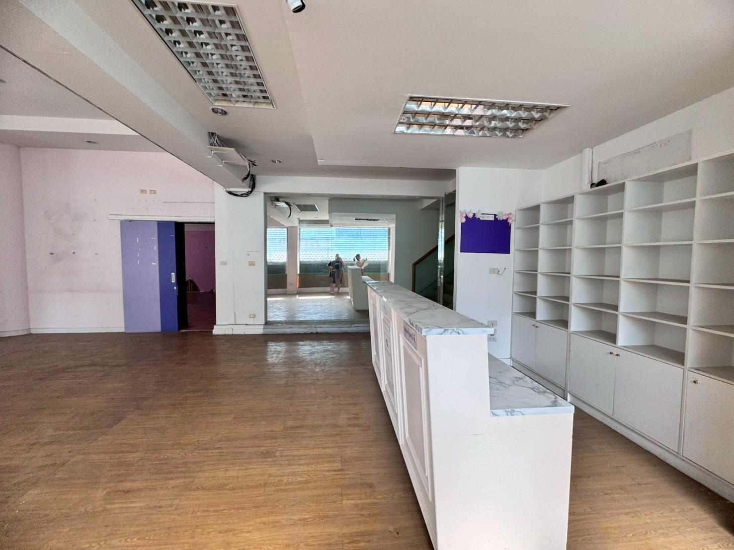 ให้เช่าพื้นที่สำนักงาน ชั้น 1 และชั้นลอย อาคารโล่งสวย ติดถนนรามคำแหง (N.1920)