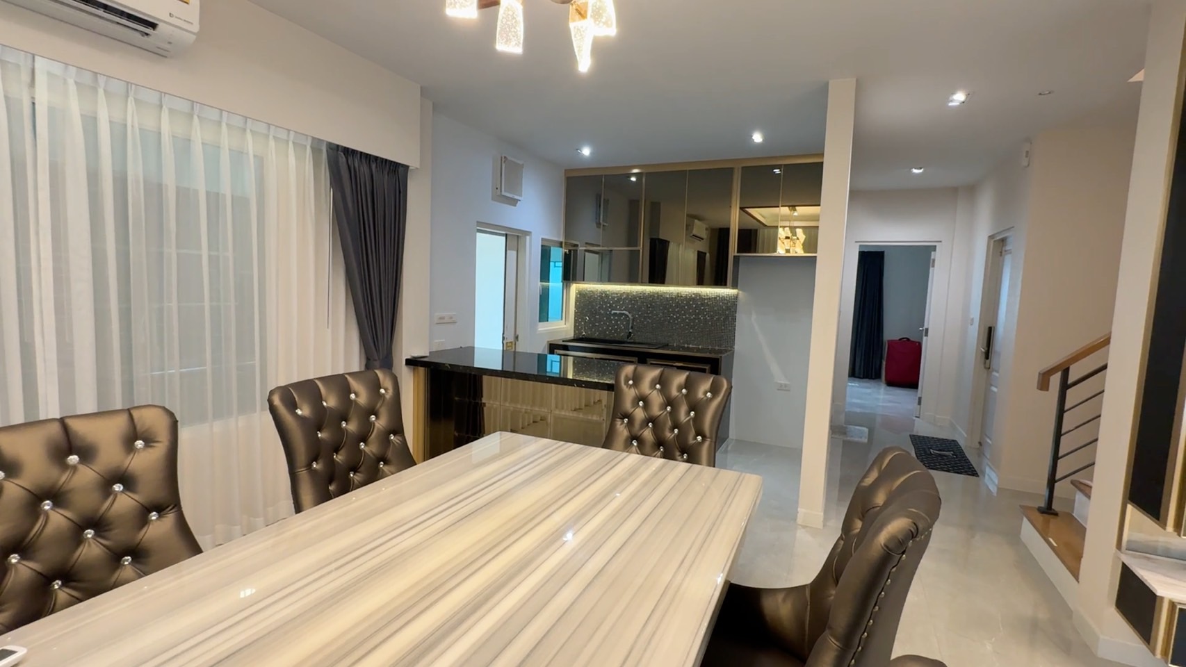 ขาย บ้านเดี่ยว 2 ชั้น พื้นที่ 55.8 ตร.ว. Centro bangna Wongwaen (หมู่บ้านเซนโทร บางนา-วงแหวน) ทำเลศักยภาพ: ตั้งอยู่ในซอยเฉลิมพระเกียรติ 30 เชื่อมต่อถนนศรีนครินทร์ บางนา และวงแหวนกาญจนาฯ ใกล้ทางด่วนบูรพาวิถี สะดวกในการเดินทางทั้งเข้าเมืองและออกนอกเมือง