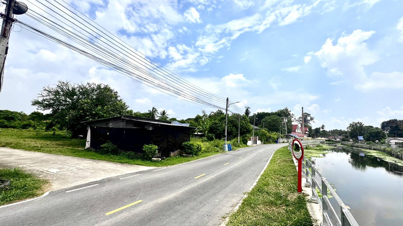 ขายที่ดิน ราชบุรี แปลงใหญ่ สำหรับสร้างหมู่บ้าน พื้นที่รวมประมาณ 4 ไร่ 3 งาน 39 ตารางวา ทำเลศักยภาพสูง 🚗 จุดเด่นของที่ดิน ✅ ติดถนน 3 ด้าน เข้า-ออกได้หลายทาง ✅ ติดคลองชลประทาน บรรยากาศร่มรื่น ลมดีตลอดปี ✅ รายล้อมด้วย ชุมชน โรงเ