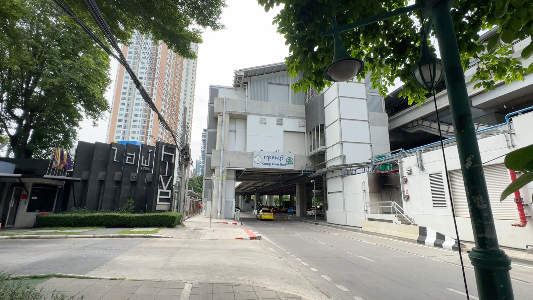ขาย Hive Sathorn (ไฮฬ์ สาทร คอนโด) ชั้น 23 ขนาดห้อง 70 ตร.ม. บนทำเลติด BTS สถานีกรุงธนบุรี ซึ่งปัจจุบันเป็นจุดเปลี่ยนรถไฟฟ้าสายสีทอง