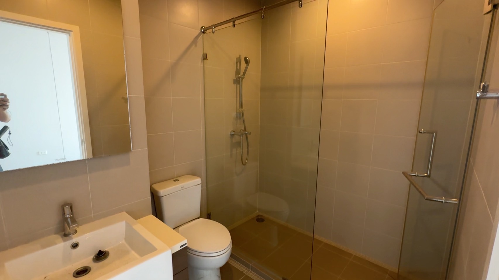 ขาย Hive Sathorn (ไฮฬ์ สาทร คอนโด) ชั้น 23 ขนาดห้อง 70 ตร.ม. บนทำเลติด BTS สถานีกรุงธนบุรี ซึ่งปัจจุบันเป็นจุดเปลี่ยนรถไฟฟ้าสายสีทอง