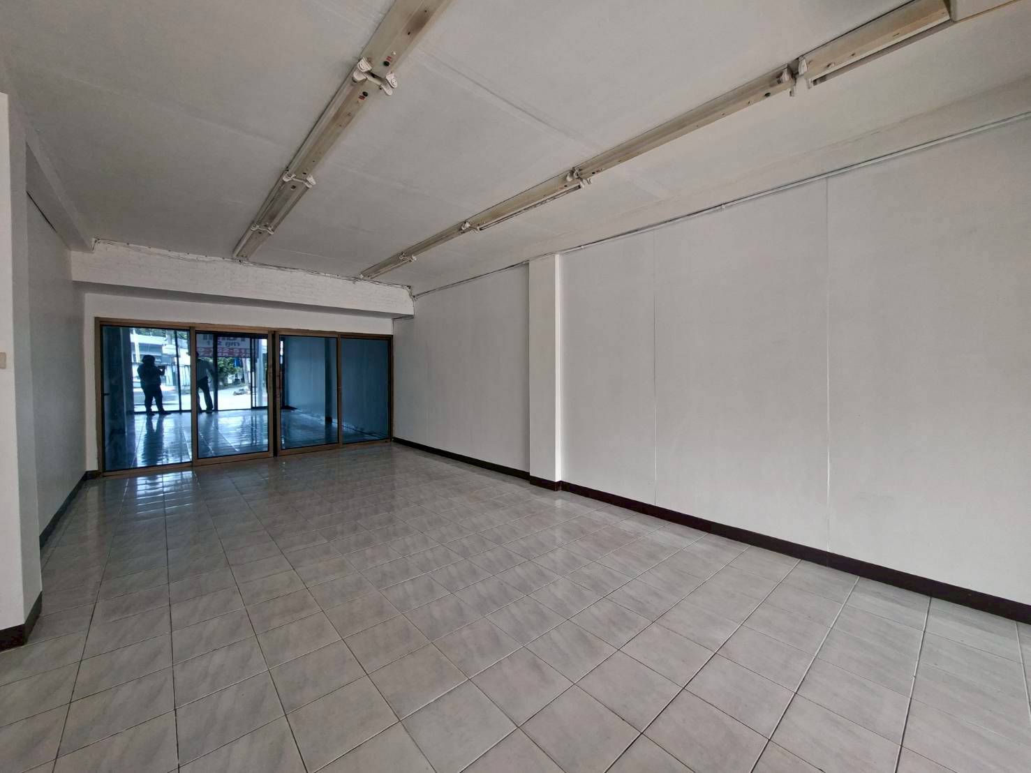 พื้นที่ให้เช่า ติดถนนเฉลิมพระเกียรติ ใกล้ซีคอนสแควร์ ศรีนครินทร์ (N.1856)