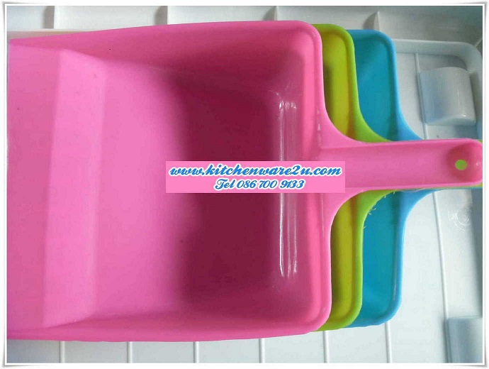 P09213 ที่โกยผงเล็กด้ามสั้นกลาง สีหวาน (ราคาส่งต่อ 12 โหล:144 อัน:เฉลี่ย 12 บ/อัน)