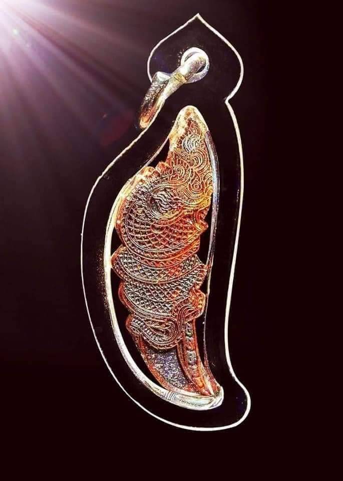 เขี้ยวพญานาคพระจันทร์เสี้ยว รุ่นมหาเศษรฐี หลวงปู่จันทร์ ฐิตาจาโร วัดซับน้อย