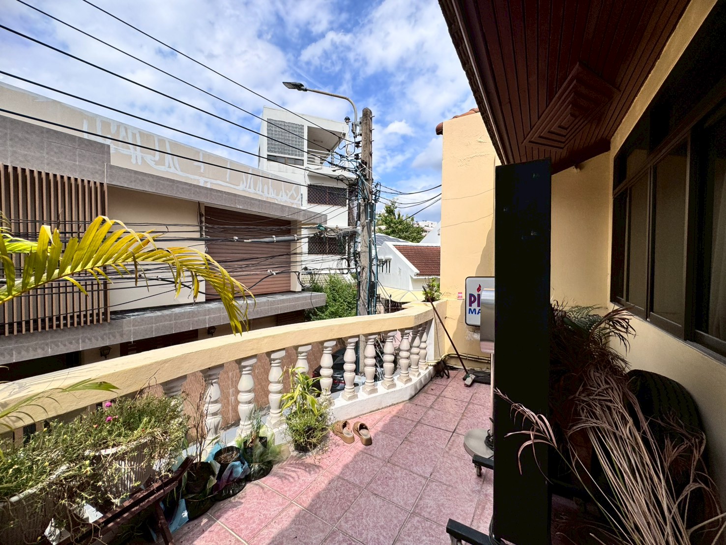 ขายทาวน์เฮ้าส์ 2 ชั้น ใกล้สมิติเวช ซอยสุขุมวิท 49/1 ทำเลดีเดินทางสะดวก (N.1872)