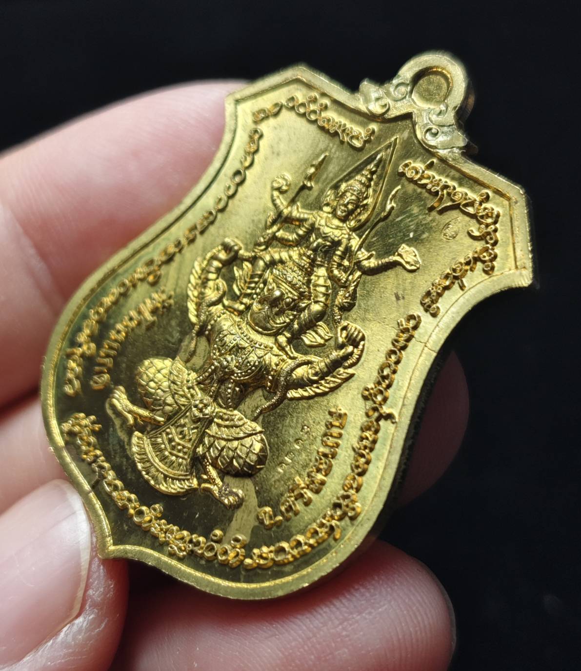 เหรียญโล่ห์กันภัย หลังพระนารายณ์ทรงครุฑ รุ่นเศรษฐีศรีสะเกษ หลวงปู่เกลี้ยง วัดโนนแกด ปี 2557 ( เลข 3424)