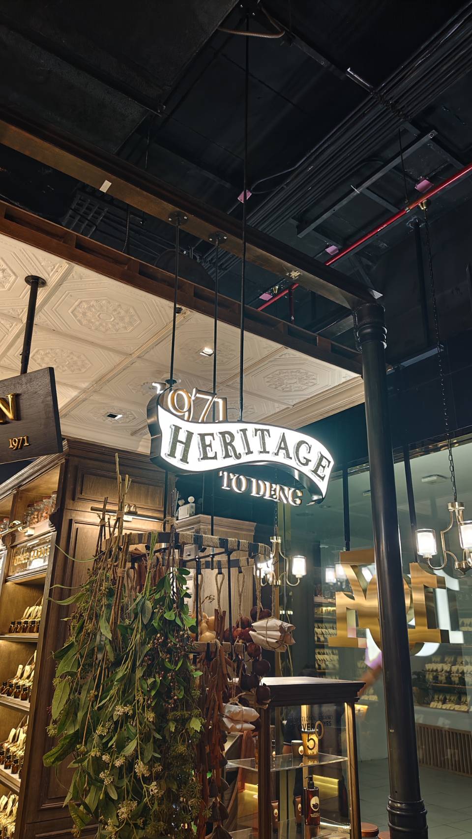 ป้ายร้าน '' 1971 HERITAGE TO DENG ''