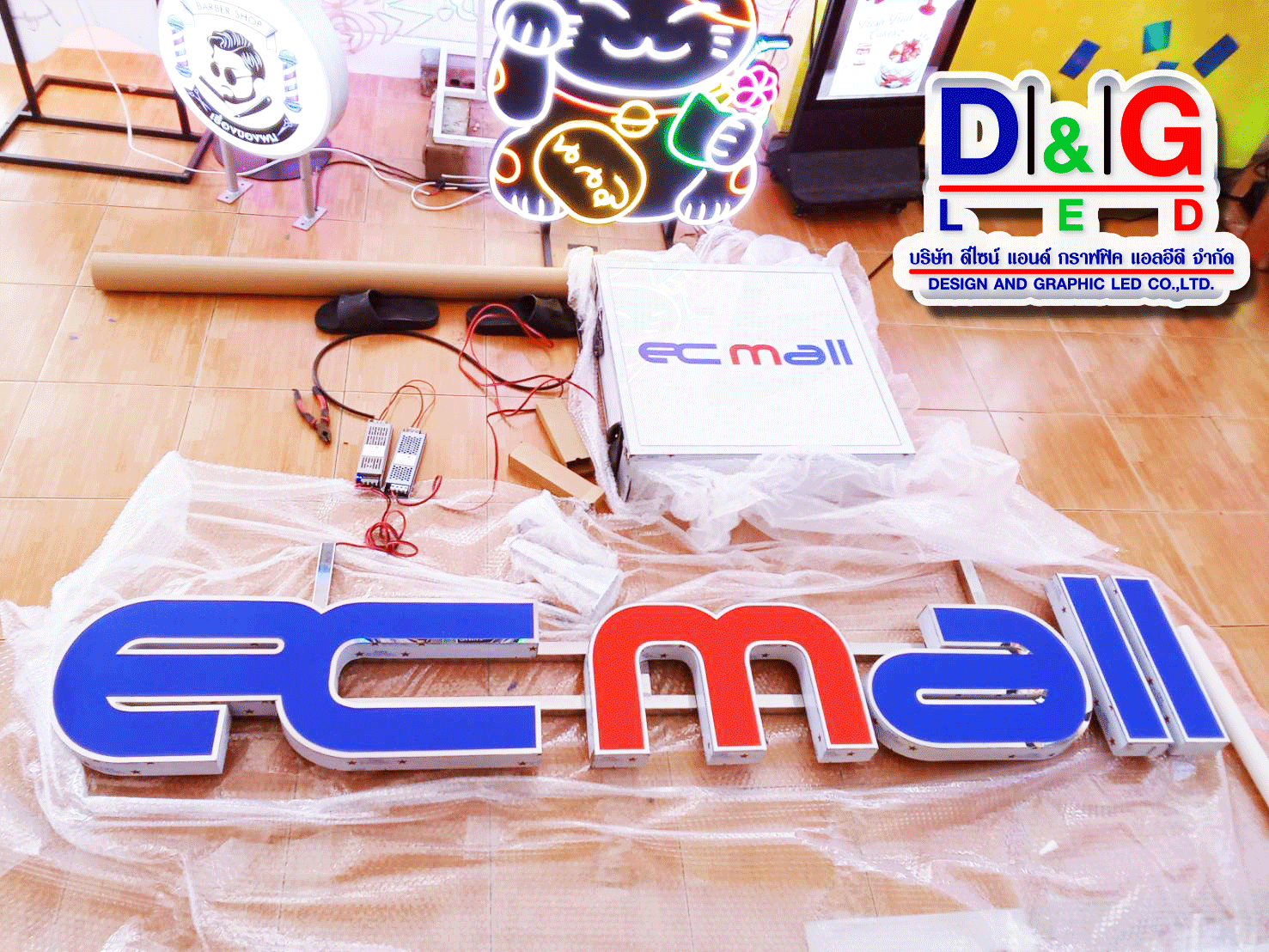 ป้ายตัวอักษรไฟออกหน้า