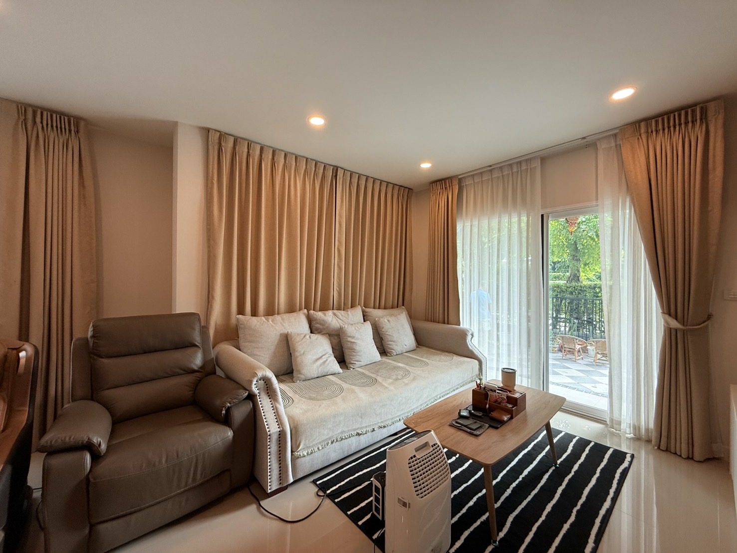 ขายบ้านดี่ยว Centro บางนา-วงแหวน 4ห้องนอน 3ห้องน้ำ ขนาด 56.5 ตารางวา พื้นที่ใช้สอย 190 ตารางเมตร 4 ห้องนอน ข้างบน 3 ห้องนอน ห้องนอน ข้างล่าง 1 ห้องนอน 3 ห้องน้ำ