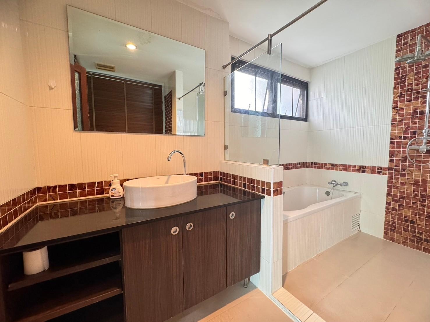 ให้เช่าอาคารพาณิชย์ 5 ชั้น ซอยเอกมัย 12 พร้อมลิฟท์ ใกล้บิ๊กซี เอกมัย (N.1396)