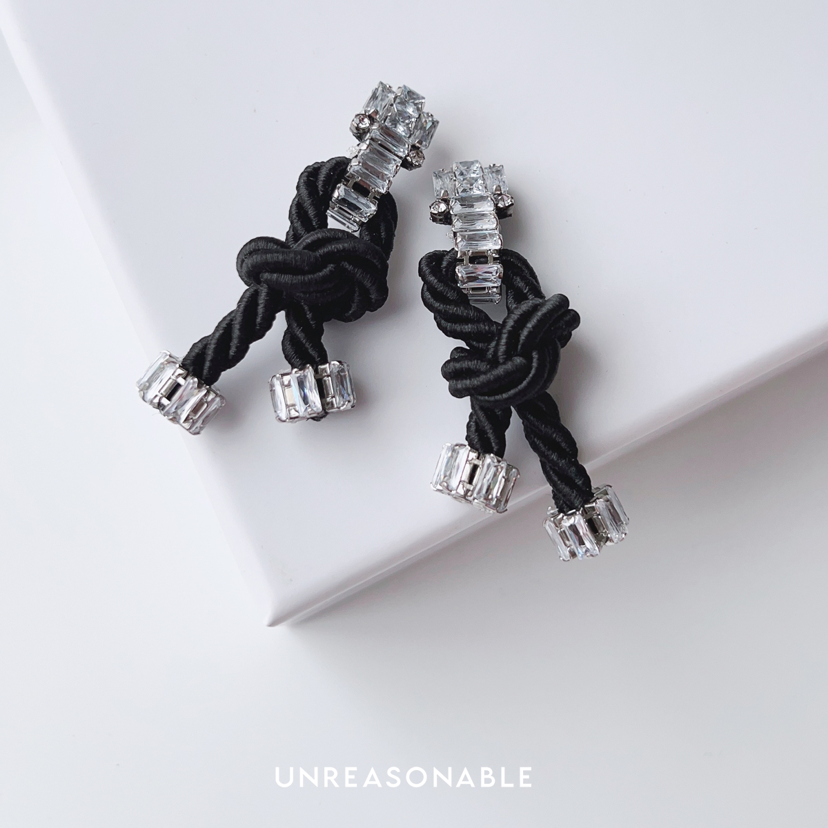 Knot earrings ต่างหูเชือก สีดำ ต่างหูคลิป ก้านเงินแท้ น้ำหนักเบา UA1003-01 Unreasonable Accessories