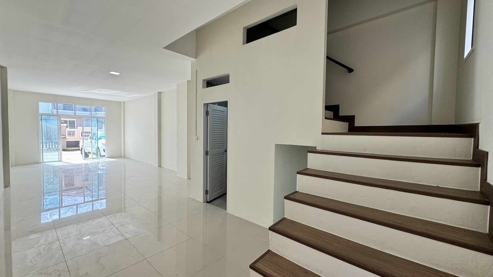 ให้เช่า/ขายอาคารพาณิชย์ตึกใหม่ (ไม่เคยอยู่) 3 ชั้น สไตล์ทาวน์โฮม ลำลูกกาคลอง 4 รังสิต ปทุมธานี ตัวอาคารเย็นสบาย - ขนาด 22.3 ตร.วา กว้าง 4 เมตร ลึก 18 เมตร - 4 ห้องนอน 3 ห้องน้ำ