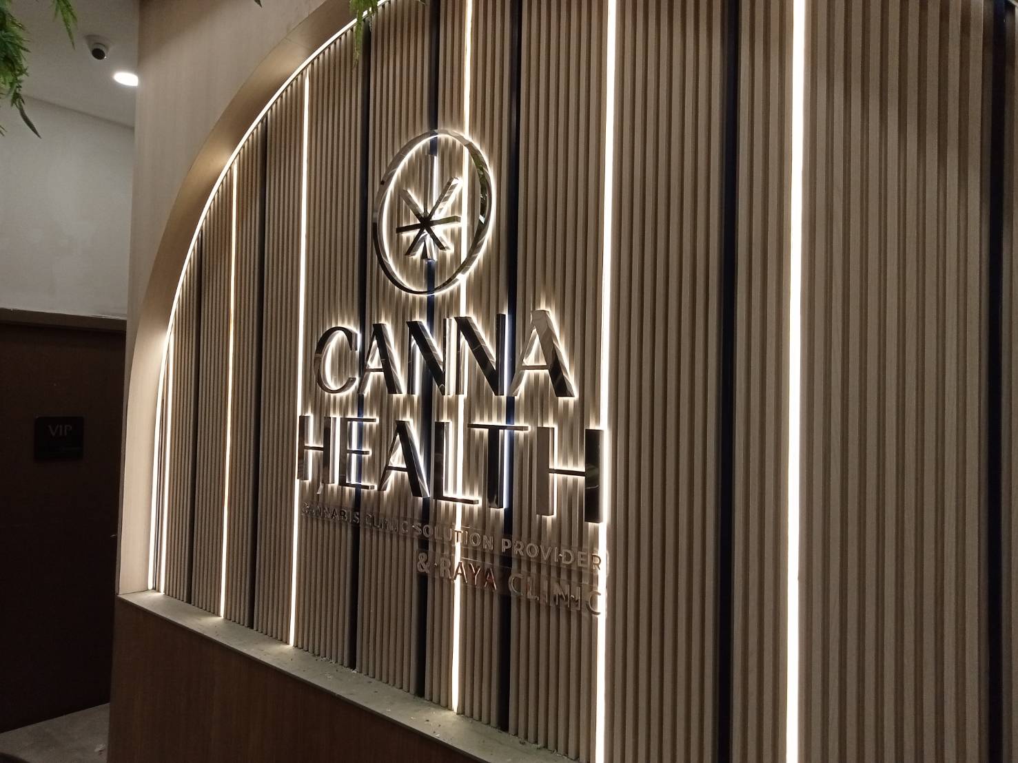 #ป้ายอักษรไฟออกหลัง