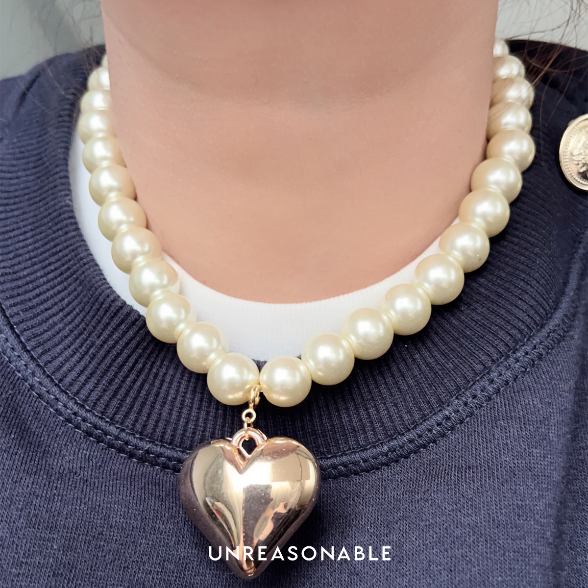 สร้อยคอมุกแก้ว สีเหลืองทอง ขนาด 12 mm. จี้หัวใจสีทอง ถอดได้ UA0957-01 Unreasonable Accessories