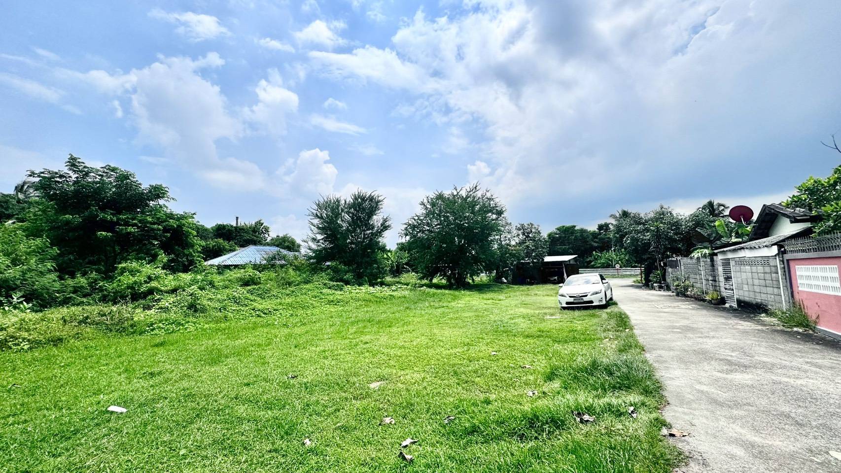 ขายที่ดิน ราชบุรี แปลงใหญ่ สำหรับสร้างหมู่บ้าน พื้นที่รวมประมาณ 4 ไร่ 3 งาน 39 ตารางวา ทำเลศักยภาพสูง 🚗 จุดเด่นของที่ดิน ✅ ติดถนน 3 ด้าน เข้า-ออกได้หลายทาง ✅ ติดคลองชลประทาน บรรยากาศร่มรื่น ลมดีตลอดปี ✅ รายล้อมด้วย ชุมชน โรงเ