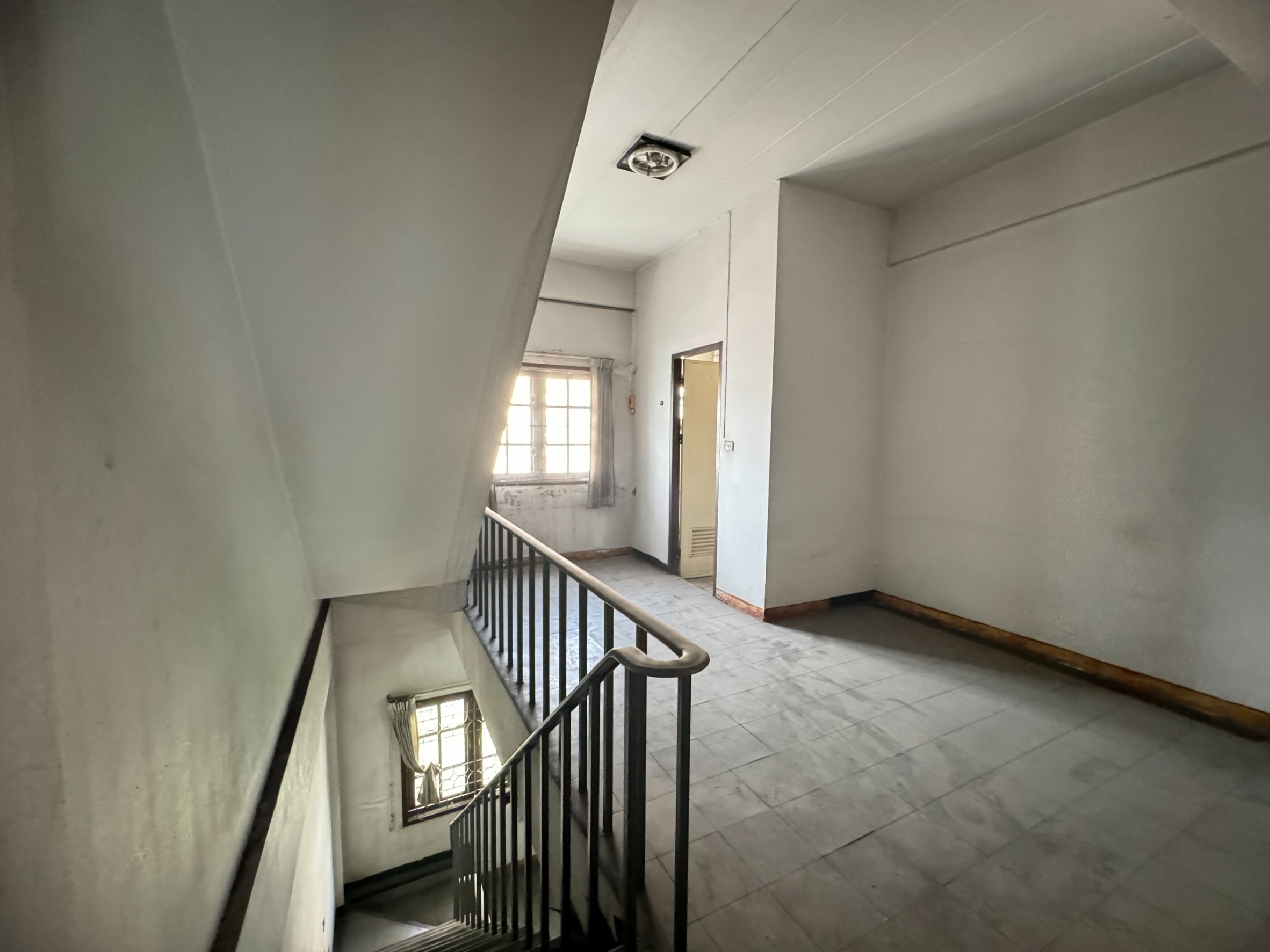 *ให้เช่าอาคารพาณิชย์ 4.5 ชั้น ทำเลดี ย่านสุขุมวิท 71 (ปรีดีพนมยงค์)* (N.1034)