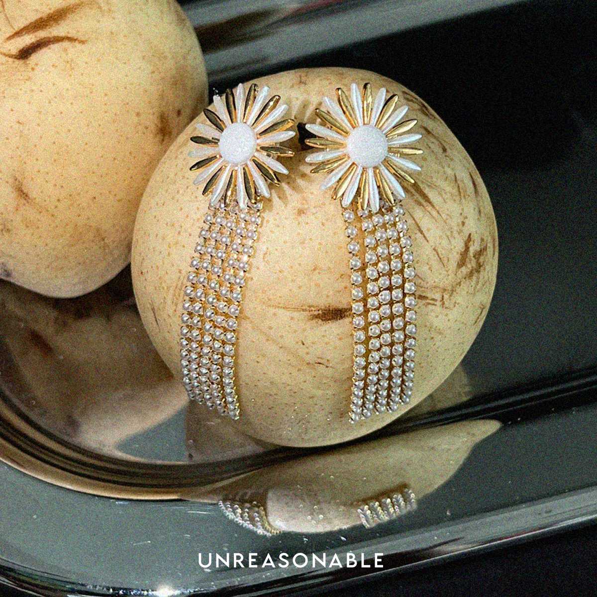 ต่างหูดอกไม้แต่งด้วย Pearl Chain ต่างหูคลิป ต่างหูก้านเงินแท้ UA0971-01 Unreasonable Accessories