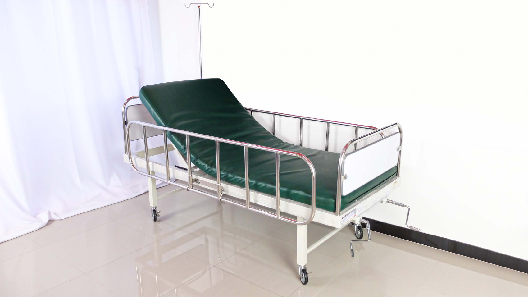 เตียงผู้ป่วย 2 ไกร์ มือหมุน หัวท้ายโฟเมก้าสีขาว (Manual Hospital Bed) + แถมพิเศษ ที่นอนตอนเดียว + เสาน้ำเกลือ + ผ้ายางกันเปื้อน