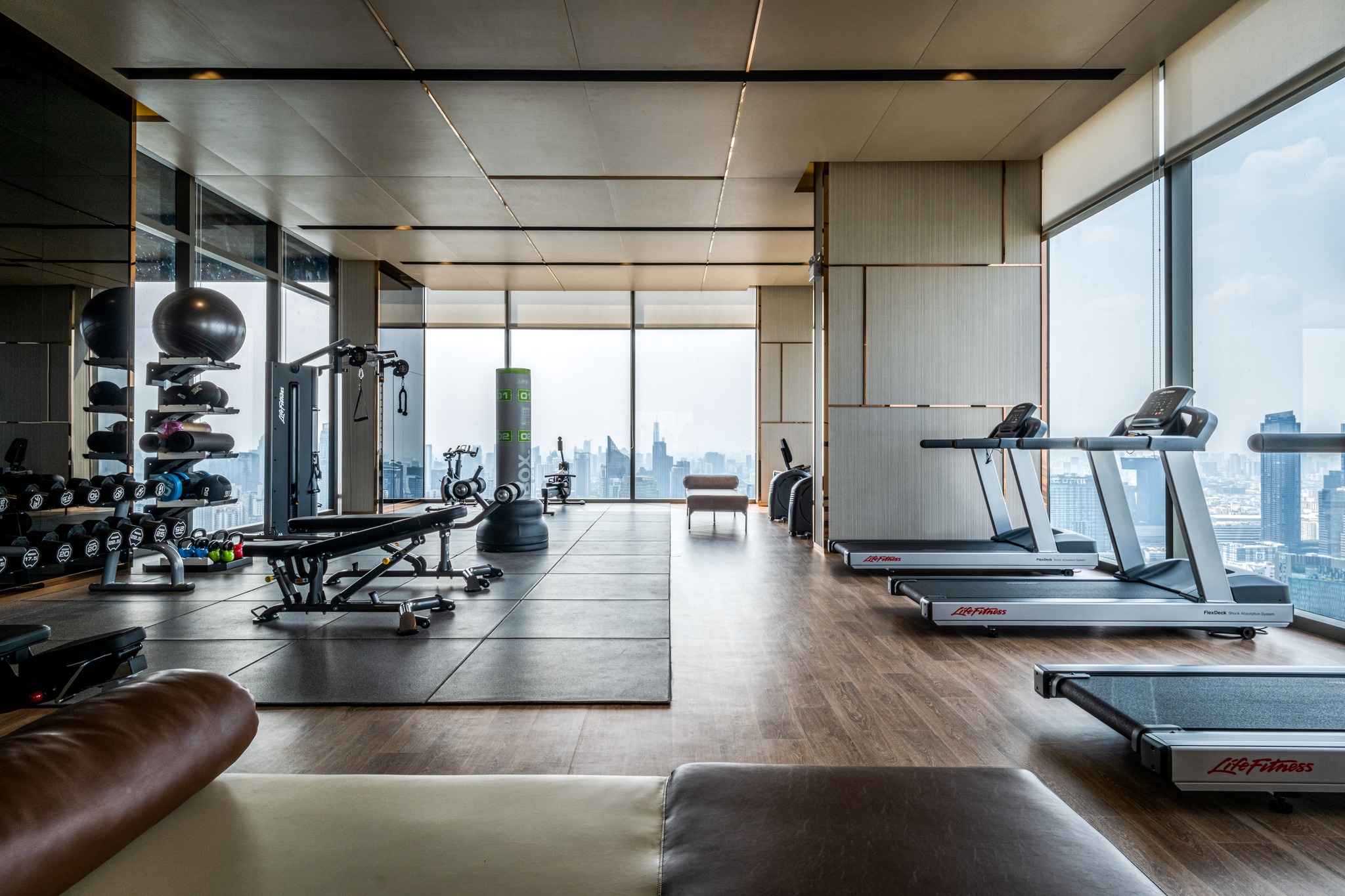 Cloud Thonglor–Phetchaburi Condominium Experience and prove for yourself the true value of location, luxury, and lifestyle — a high-end condominium offering over 4,000 sq.m. of full-facility common areas, the most comprehensive in this district.