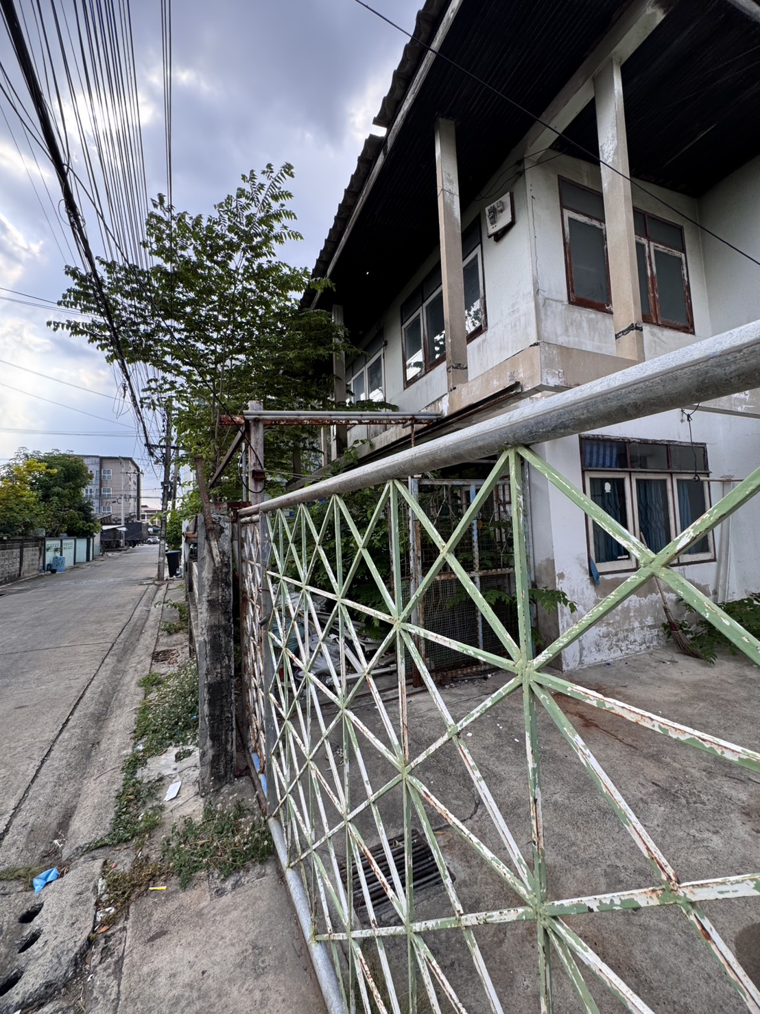 ขายบ้านเดี่ยว และหอพัก ซอยพระยาสุเรนทร์ 10 ห่างปากซอย 50 เมตร (N.1611)