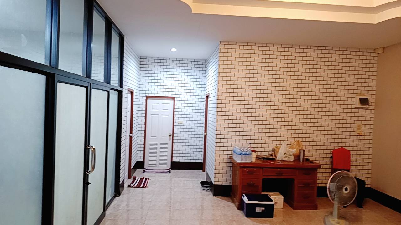 ขายบ้านเดี่ยว พฤกษาแลนด์ หนองชาก บ้านบึง ชลบุรี ราคาดีที่สุดในย่านนี้! เพียง 2.99 ล้านบาท บนพื้นที่กว้างขวางถึง 93.4 ตร.ว. ขนาด 2 ห้องนอน 2 ห้องน้ำ พร้อมห้องครัว ห้องทานข้าว และห้องรับแขก แถมเฟอร์นิเจอร์และแอร์ 2 เครื่อง จอดรถสบายๆ ได้ถึง 7 คัน! (ในบ้าน 4