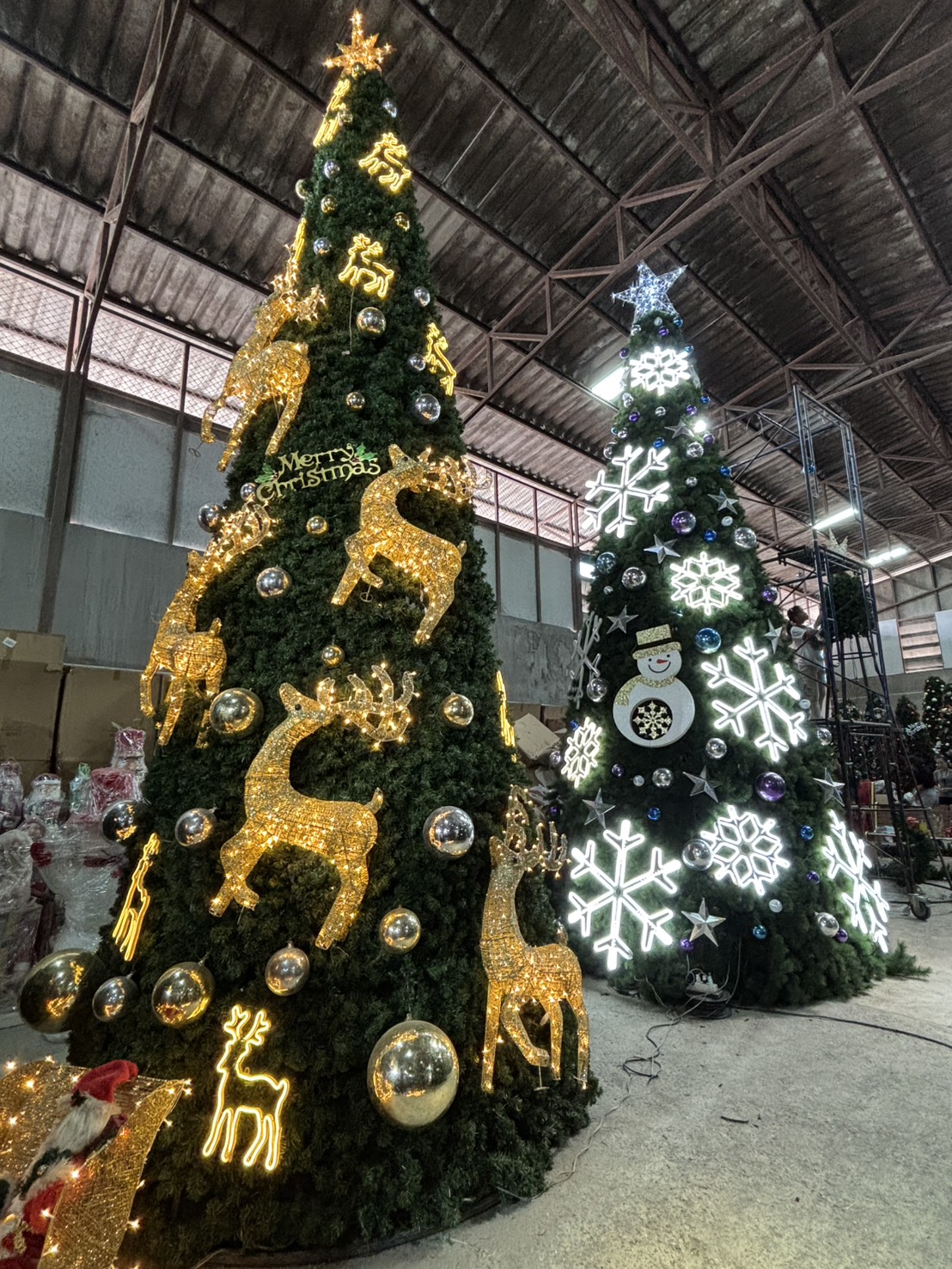 ต้นคริสต์มาสไฟ สูงขนาด 5 เมตร ประดับของตกแต่ง กวางเรนเดียร์รอบบริเวณต้นทรงกรวยขนาดใหญ่ แต่งเติมสีสันบรรยากาศ ให้ทุกคนได้มีช่วงเวลาที่ดี ในเทศกาลริสต์มาส