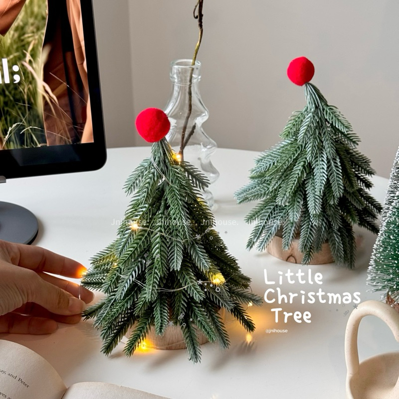 [พร้อมส่ง] Jnihouse : Little Christmas Tree (ต้นคริสต์มาสเล็ก+บอลแดง+ไฟประดับ)