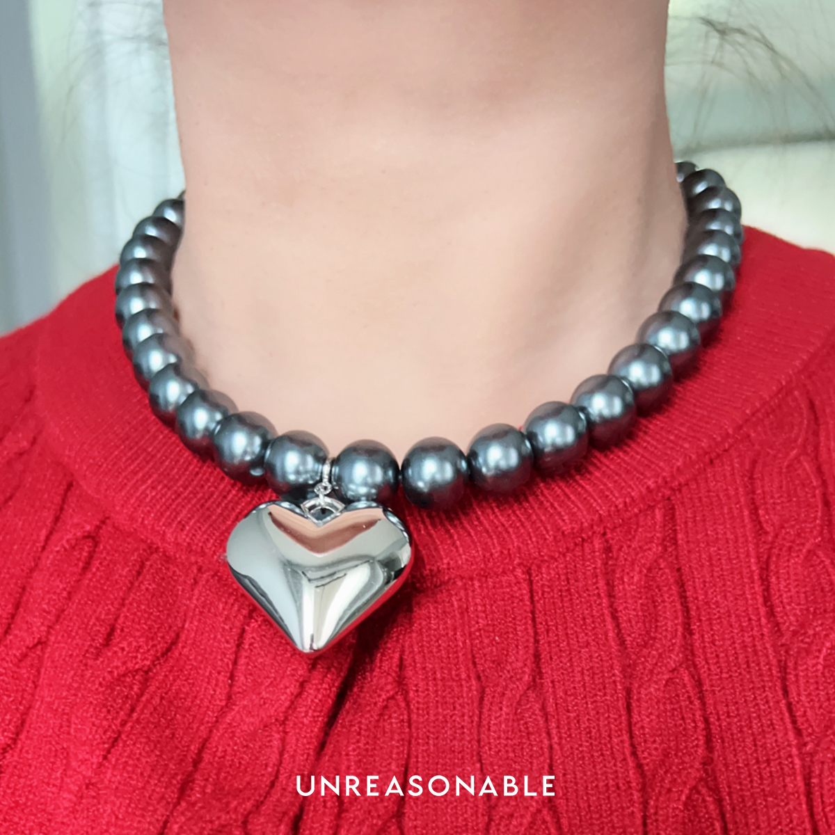 สร้อยคอมุกแก้ว สีเทาเข้ม ขนาด 12 mm. จี้หัวใจสีเงิน ถอดได้ UA0958-01 Unreasonable Accessories