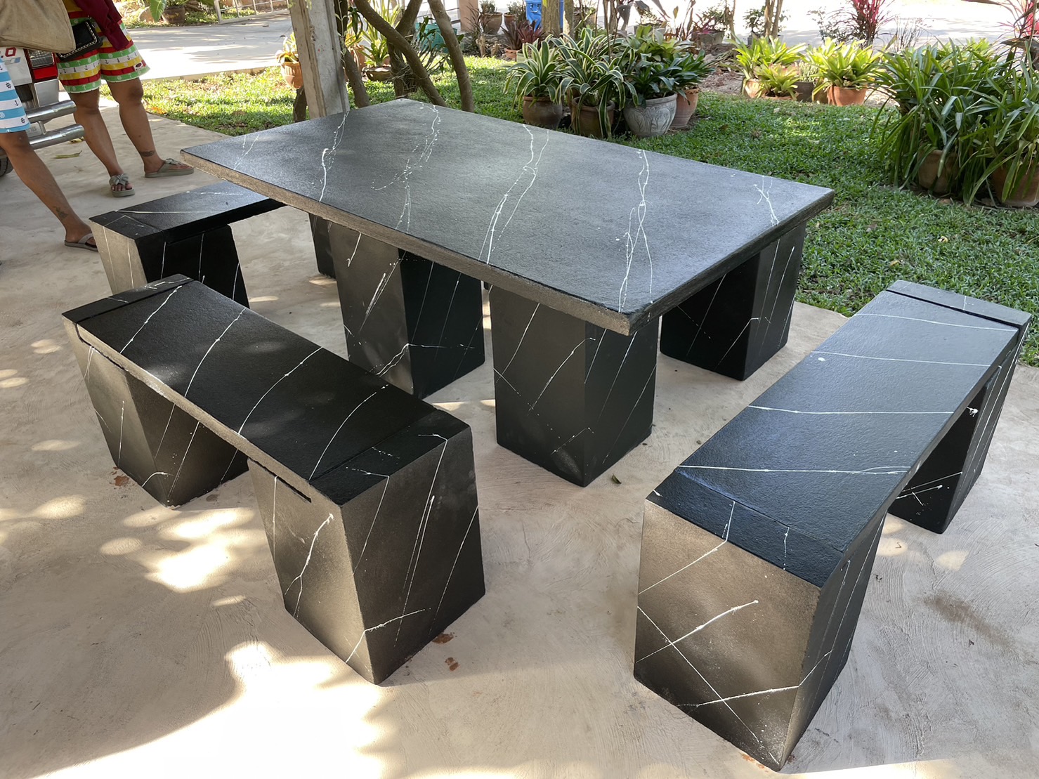 ชุดโต๊ะสนามโมเดิร์น โต๊ะสนามสไตล์โมเดิร์น ชุด 8 ที่นั่ง พาดยาว สีดำสลัดขาวบาง