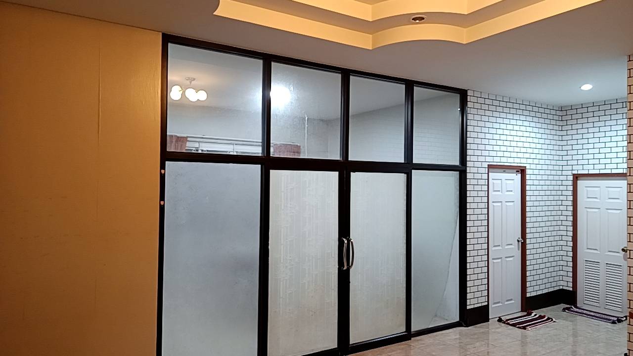 ขายบ้านเดี่ยว พฤกษาแลนด์ หนองชาก บ้านบึง ชลบุรี ราคาดีที่สุดในย่านนี้! เพียง 2.99 ล้านบาท บนพื้นที่กว้างขวางถึง 93.4 ตร.ว. ขนาด 2 ห้องนอน 2 ห้องน้ำ พร้อมห้องครัว ห้องทานข้าว และห้องรับแขก แถมเฟอร์นิเจอร์และแอร์ 2 เครื่อง จอดรถสบายๆ ได้ถึง 7 คัน! (ในบ้าน 4